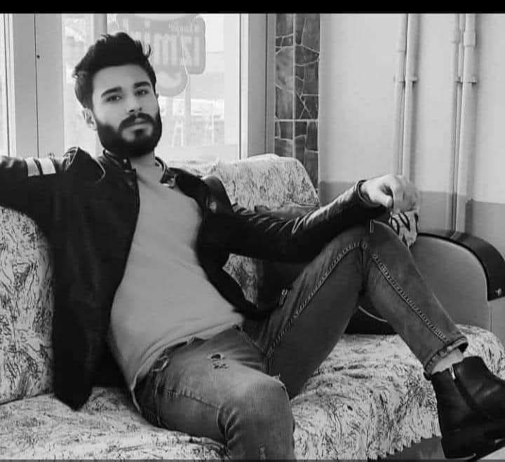 لاتراهن على أحد 
 أترك الزمن يقرر من سيبقى معك ٠٠
منهم من ستغيره الايام
ومنهم من سيجد بديلا
ومنهم يختفي اذا اكتفى
هناك أناس كالطيور إذا ساءت الأجواء 
رحلوا ..
وهناك أناس يتمنون سوء الأجواء كي يثبتوا
حبهم لك ..
نادرون جدا من يبقون كما عرفناهم
اول مرة..