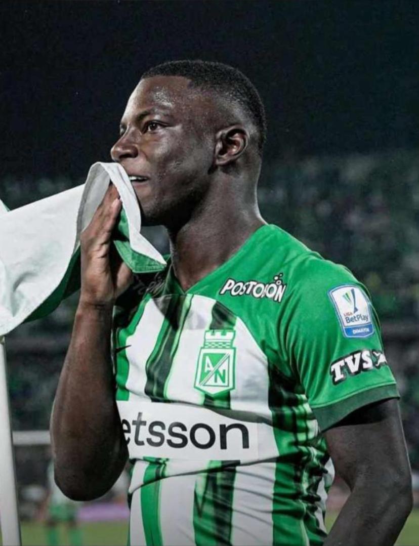 JuAndrade8_'s tweet photo. @WillyRodri13 el celebra asi ahi tambieen se limpio la boca con el banderin verde  y blanco de NACIONAL https://t.co/4vWjkN64Bf