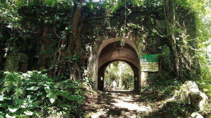 maryamatmarini's tweet photo. Selain terkenal karena penjaranya yang dijuluki sebagai 'Alcatraz nya Indonesia'. Pulau ini memiliki banyak sekali tempat peninggalan kolonial Belanda yang cukup terkenal seperti Benteng Pendem, Benteng Karangbolong, Benteng Klingker, dan Mercusuar Cemiring. https://t.co/ev61r7TTad