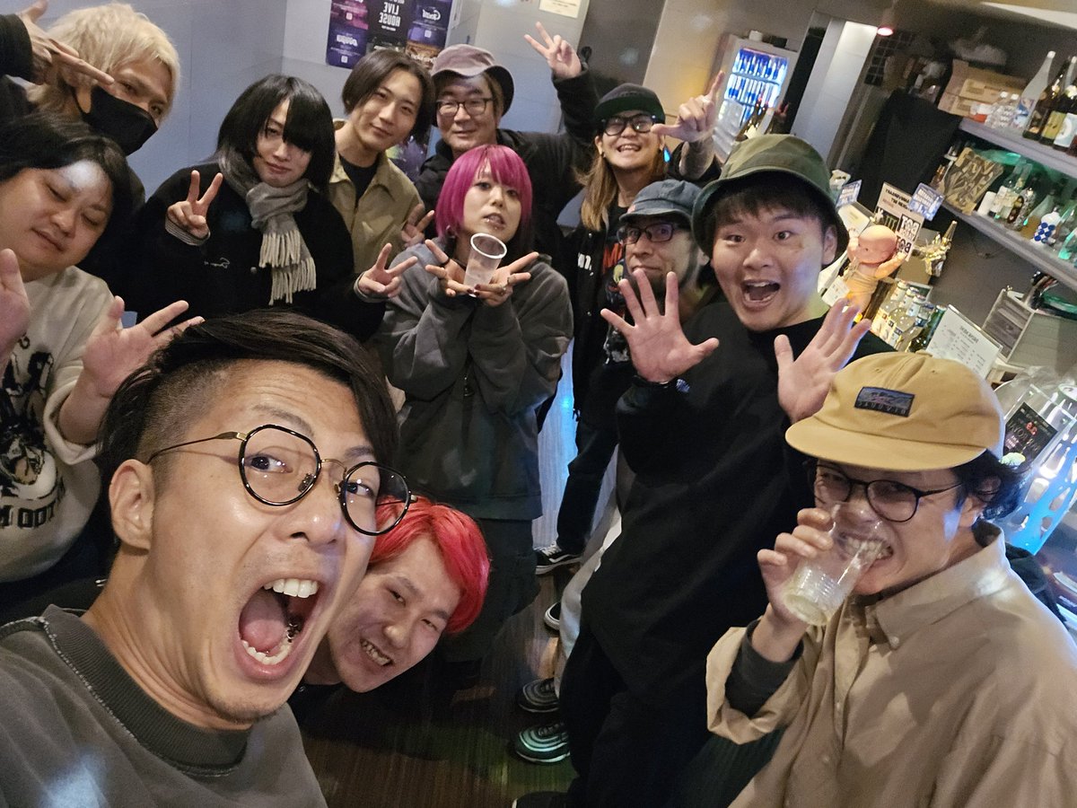 maruevo's tweet photo. 愛、愛、愛。
そんな1日でした。
やってよかった。
２０年かけて繋がったものは、ものすごく固く優しかった。
バンドをやってきた答えが見れた気がしたよ。
何回も言ったけど、みんなありがとう！
まだまだ付き合ってくれ。宜しくな！
バンドやろーぜ。 https://t.co/hqzXOieYPG