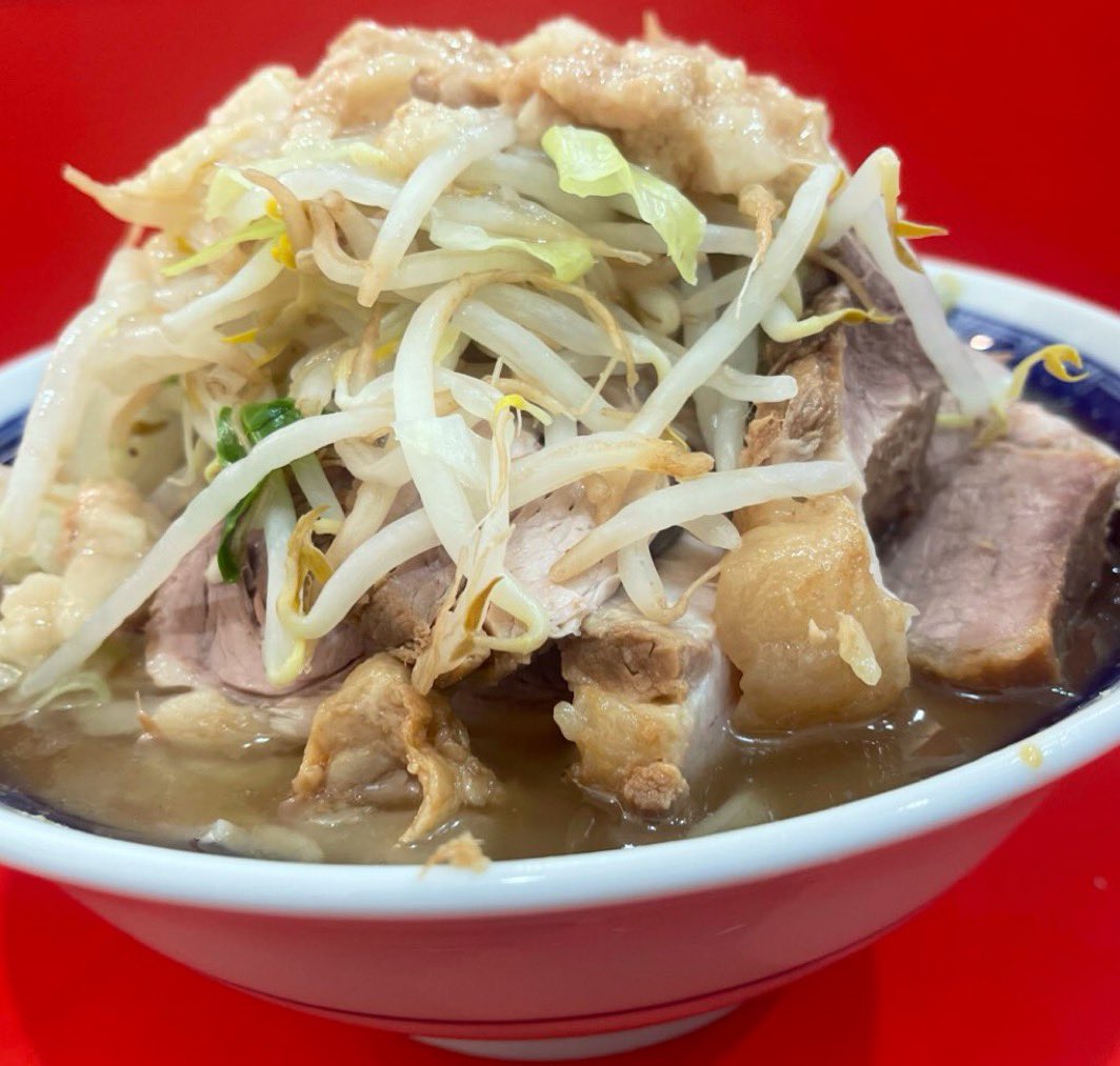 delicious2626's tweet photo. 二郎今年1189��目
ラーメン二郎 朝倉街道駅前店
.
本日福岡に開店した朝倉街道駅前店へ㊗️
新代田出身のD氏がご店主
.
大ラーメン850+豚増し150
コールはアブラ
汁は少し非乳化寄りで液アもありで甘じょっぱい
旨味濃厚で旨い!
麺はモチっとしつつ柔らかくて好み
豚も柔らかい
おめでとうございます!㊗️ https://t.co/CMFdvqTHUu