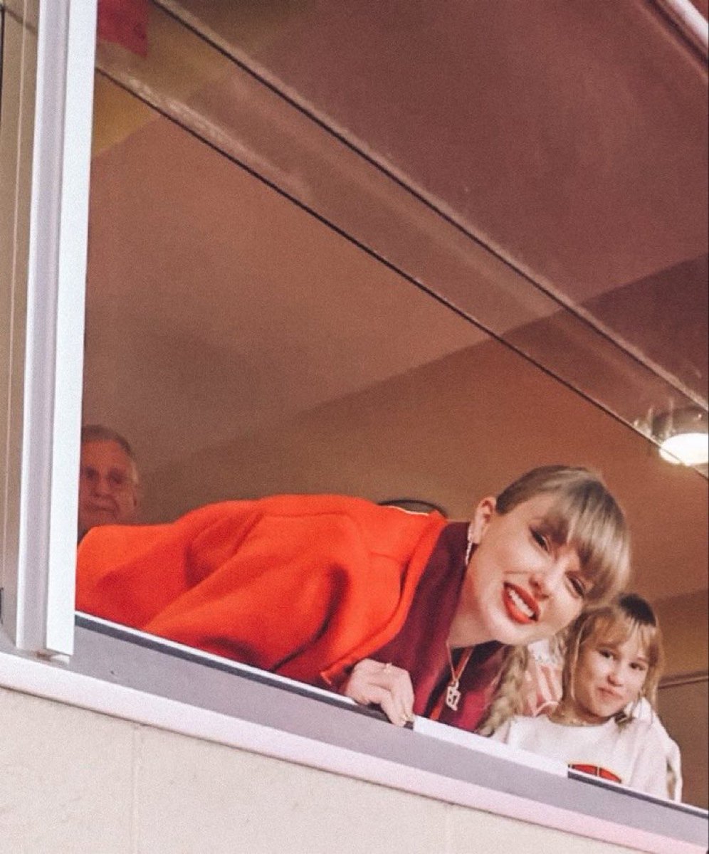 When a random person is talking about The Eras Tour/Taylor 

Me: