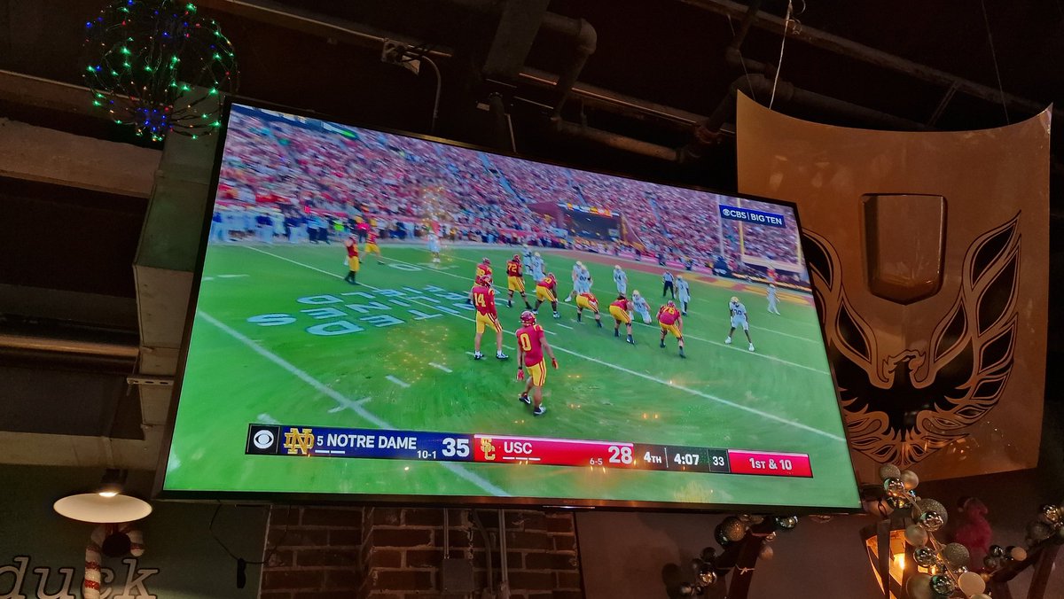 Cheryl_Norm's tweet photo. @JesseBND I see ya..whilst here at a bar in nashville from uk https://t.co/AZwxHaTOwT
