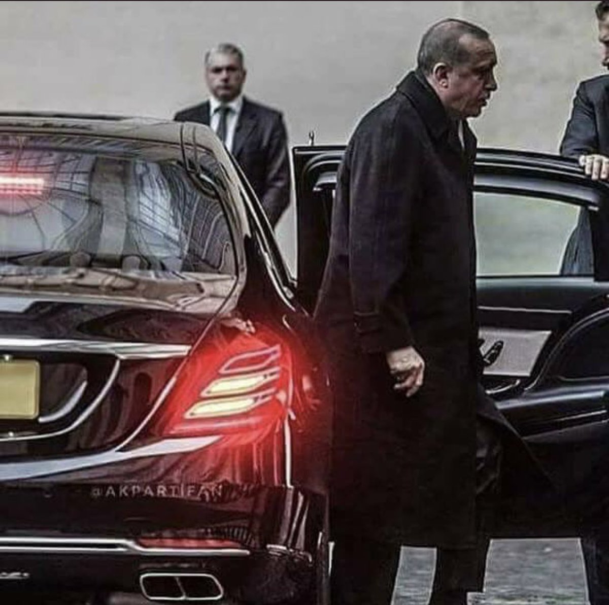 Sultan Selim Han, Şah İsmail’i uyarmıştı,geçenlerde de Erdoğan Esad’ı uyarmıştı.
Aklıma geldi;
“Kurtlar neden avlanmadan önce ulurlar ? Geyikler her şeyden habersiz değil midir ?”diye soran bir delikanlıya ihtiyar şu cevabı verir:
“Hayvanlar içinde kurtlar, insanlar içinde