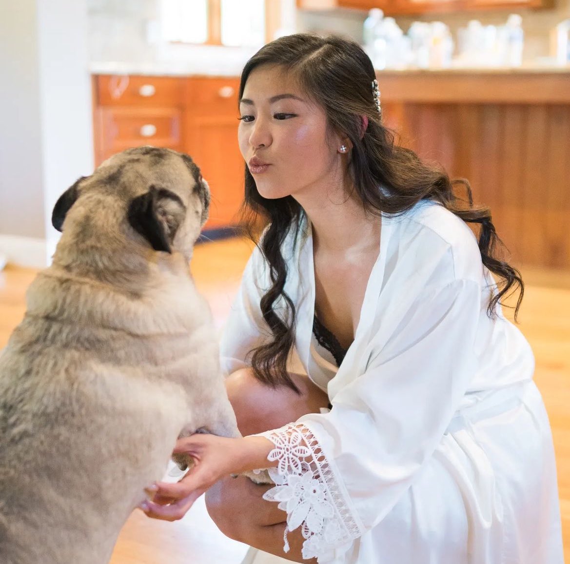 poshbrideva's tweet photo. Love the vibes : 🥰✨👰‍♀️🐾
-
-
-📸: @hannahjphotos 
-
-📍: Hazy Mountain vineyards &amp; brewery 
-
-Hair and makeup: @Poshbrideva 
-
#bestofcville #pugs #bride #charlottesvillemakeupartist #vabride #virginiahairstylist #charlottesvillehairstylist #vamakeupartist #glam #naturalmakeup https://t.co/k6w5MaHIZI