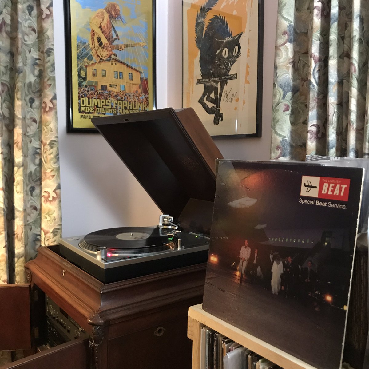 fantailmedia's tweet photo. Sometimes you just need a little @TheEnglishBeat, after a day in holiday #retail. #IConfess #SpecialBeatService https://t.co/EK4nfmuIP7