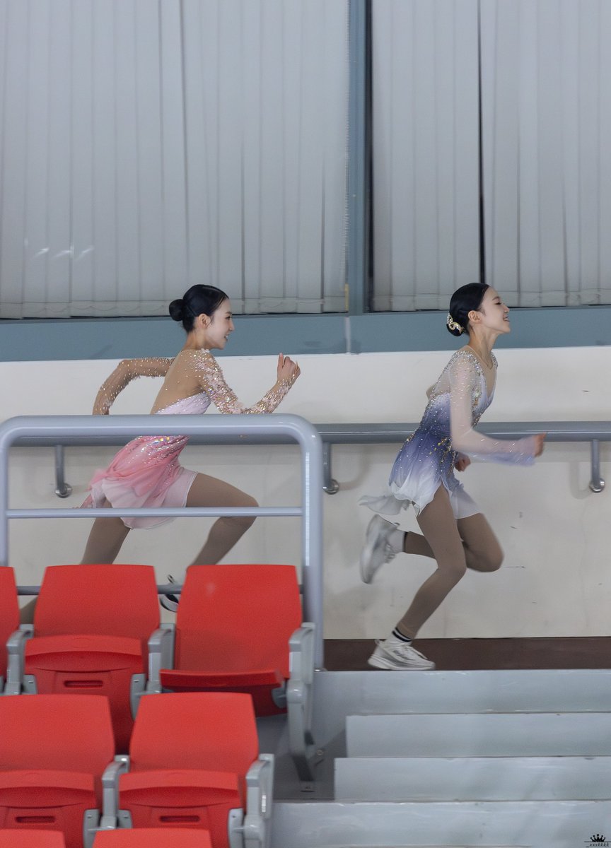 어제 몸풀던 유재 유성이를 저 멀리서 구경(… 둘이 몸 푸는거 보는 것두 재미있더라! 같이 지상점프도 하고 달리기 시합도 하고, 두 사람이 서로 경쟁하면서도 동기부여도 되는 관계라는게 보이는? 그런 너낌이라서 뭔가 좋았던 것 같아🤤