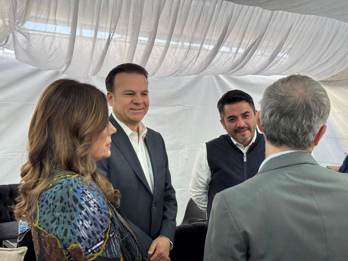 En esta vuelta a Coahuila también saludé a <a href="/Efrainmoralesl/">Efraín Morales López</a>, director de CONAGUA. 
Un gusto coincidir y esperamos recibirlo muy pronto en Durango. 🌍💧