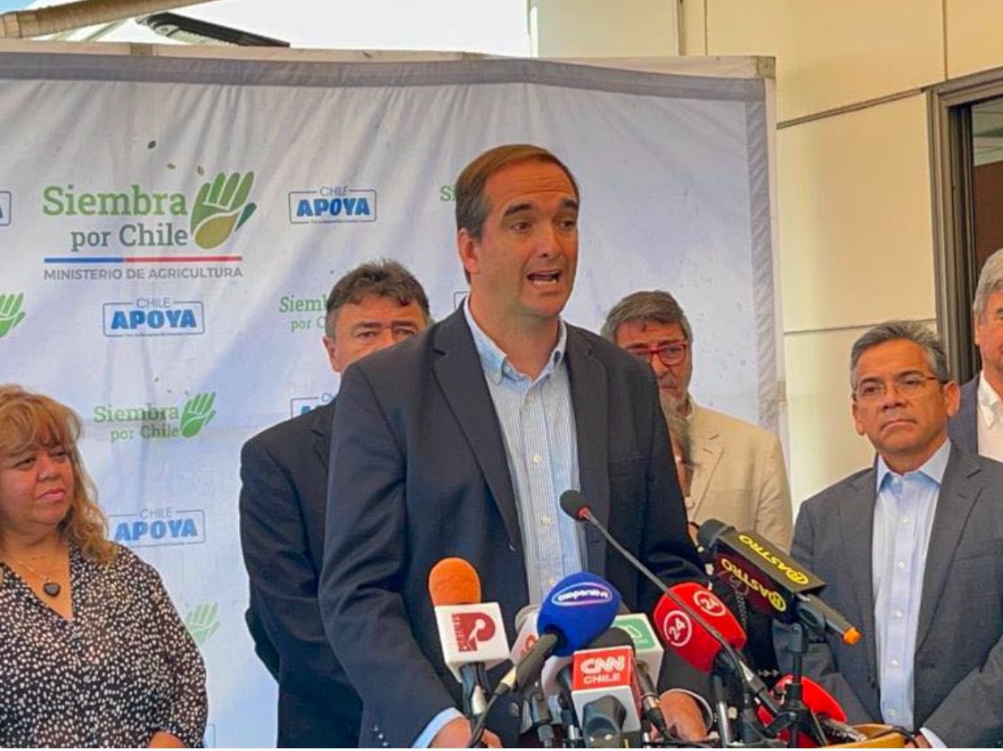 Rastrocom's tweet image. El ministro de agriculture , informa derechos laborales y deberes de empleadores durante la segunda vuelta electoral de este domingo 24 de noviembre para elegir gobernadores en 11 regiones del país.