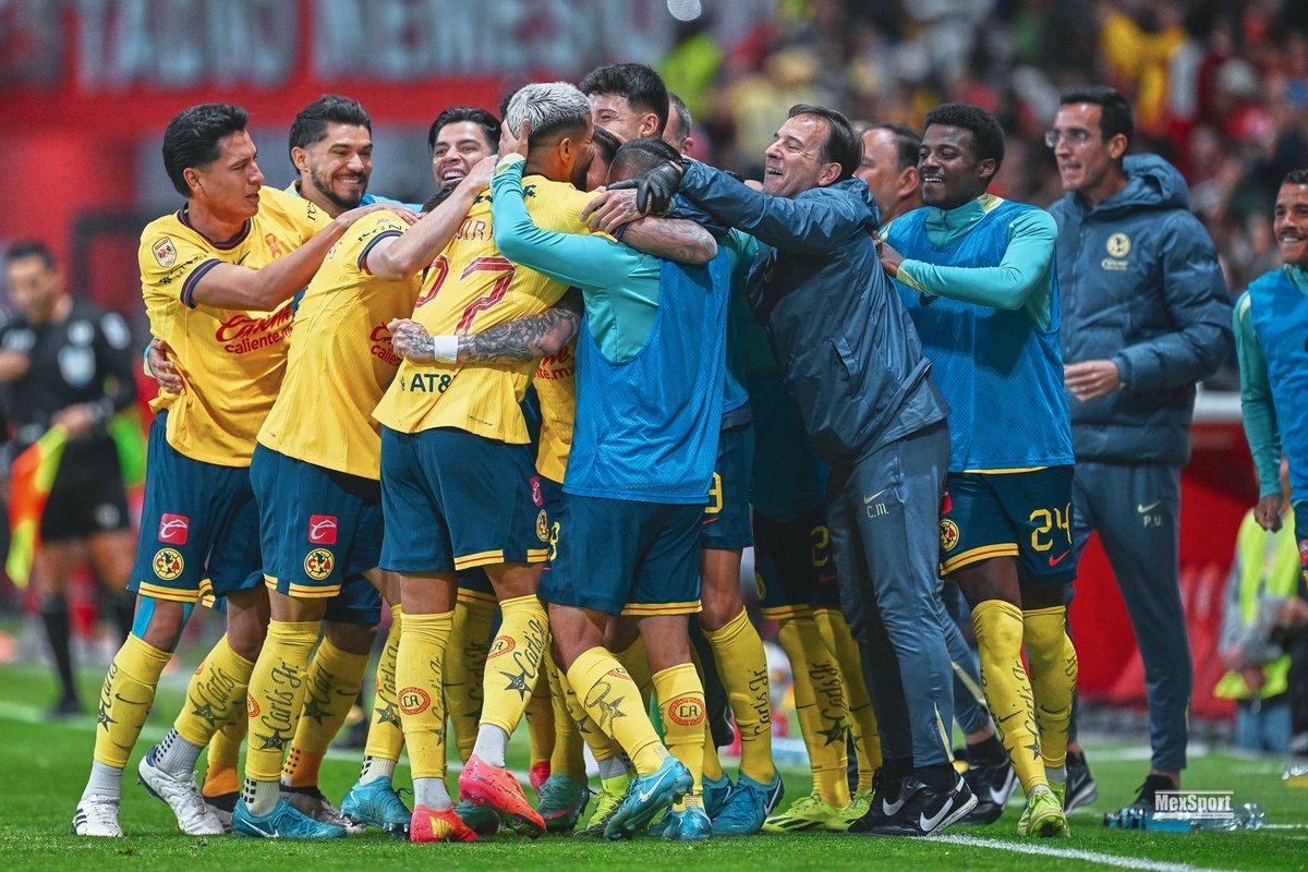 ClubAmerica's tweet photo. ¡Foto para RECORDAR! 💙💛 https://t.co/JX5Gy4yWBH