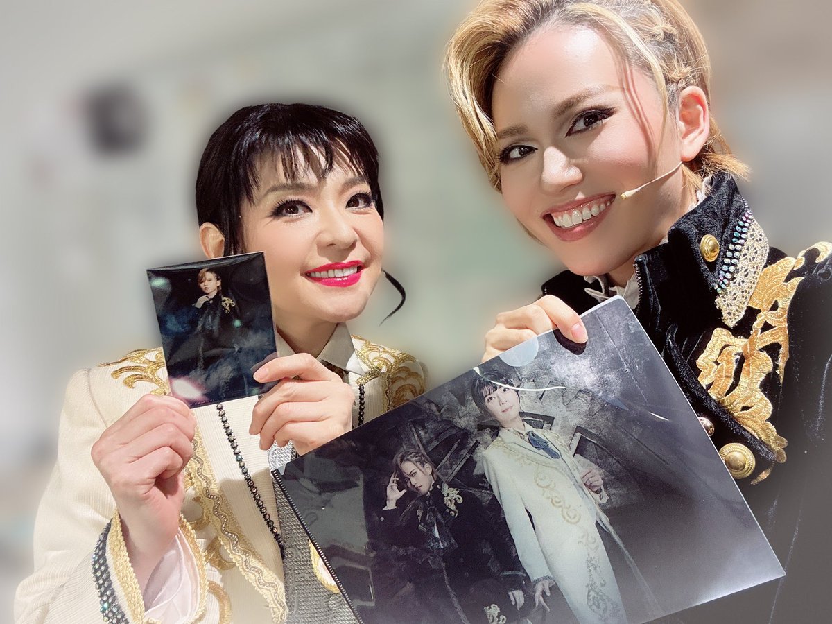 hiryu_tsukasa's tweet photo. #NeoDoll
本日は12:00と17:00どちらもteam Bloom🌼での公演です‼️
当日券もございます✨シアターHにてお待ちしております❤️🔥
桜葉博士役の彩輝なおさんと、アンサンブルの永野まりこちゃんと写真撮りました🤳
みんなこのクリアファイルとブロマイド、超欲しいって行ってくれてニマニマです。 https://t.co/m0k7h4xJsZ