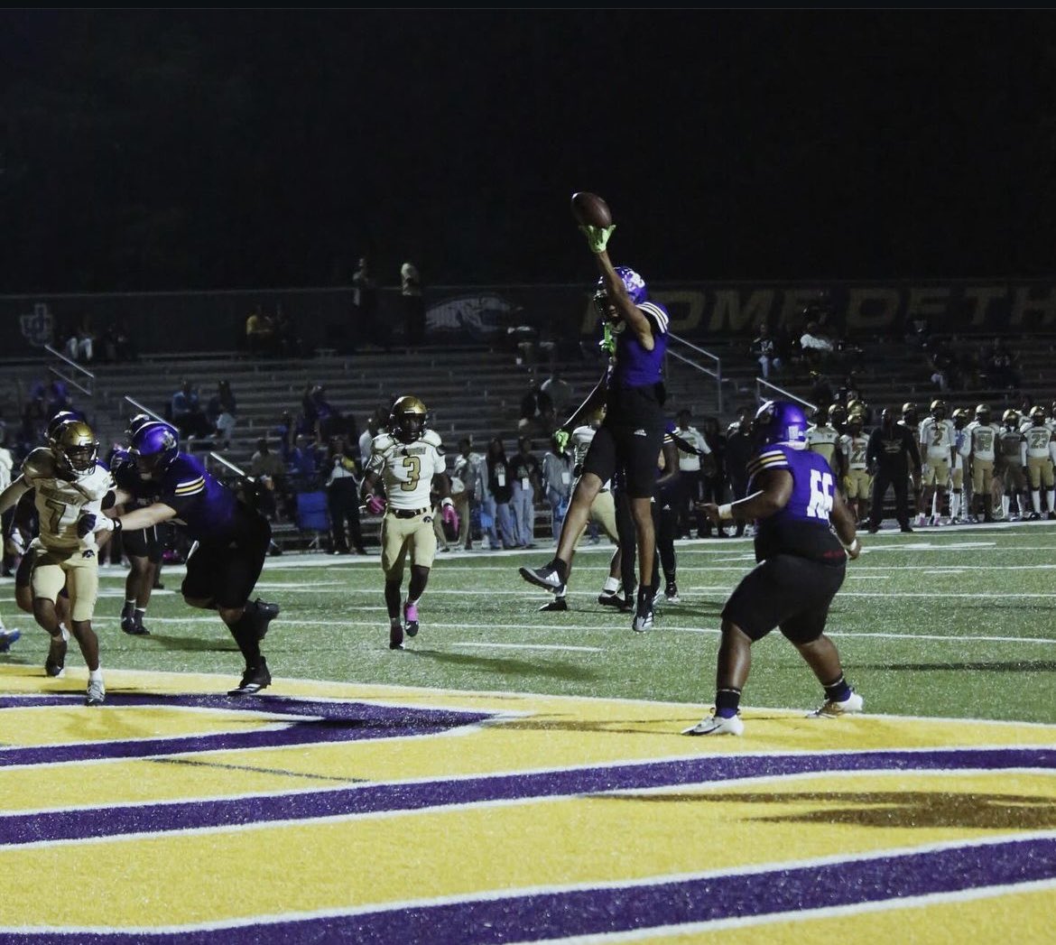 Had some great Wide Receivers come through Jones County the past couple years. Here’s some stats on them in one season! #WRU #GoHounds #DBK 

J. Robertson (Duke) 1,162 yds 10 TD
Z. Ragins (Oklahoma) 1,062 yds 12 TD
T. Stewart (Temple) 1,265 21 TD
J. Solomon (Duke) 1,509 14 TD