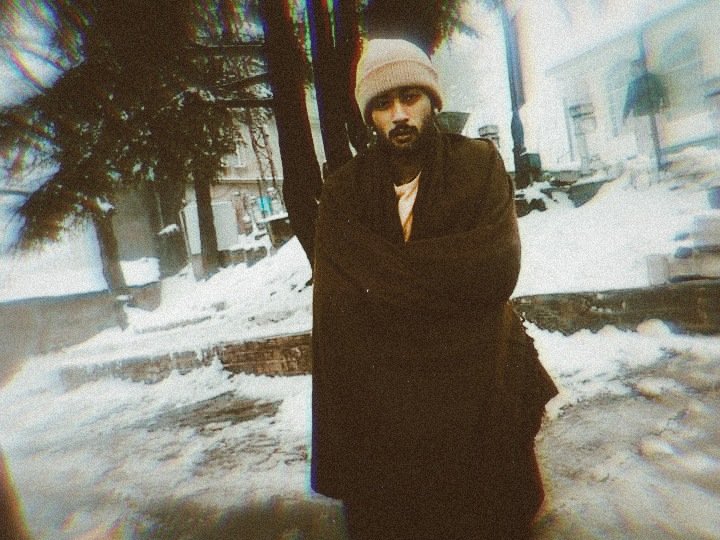 یادوں کی شال اوڑھ کے آوارہ گردیاں
کاٹی ہیں ہم نے یوں بھی دسمبر کی سردیاں
#پچھلے_پہر_کا_چاند