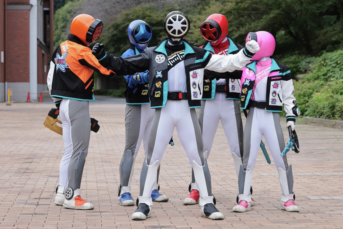 BoonBoom_toei's tweet photo. 「悲鳴の星」ご視聴ありがとブン🛞

次回、#ブンブンジャー に憧れる少年が錠に弟子入り！！
錠なりのヒーローを伝授するつもりが空回りしちゃうブン🌀
そしてなんと錠の父ちゃんが登場して…。

「はかれない男」もお楽しみに🏎💨

#水落ち俳優
https://t.co/ex9WZXbgbq https://t.co/v9hkTaw2q2