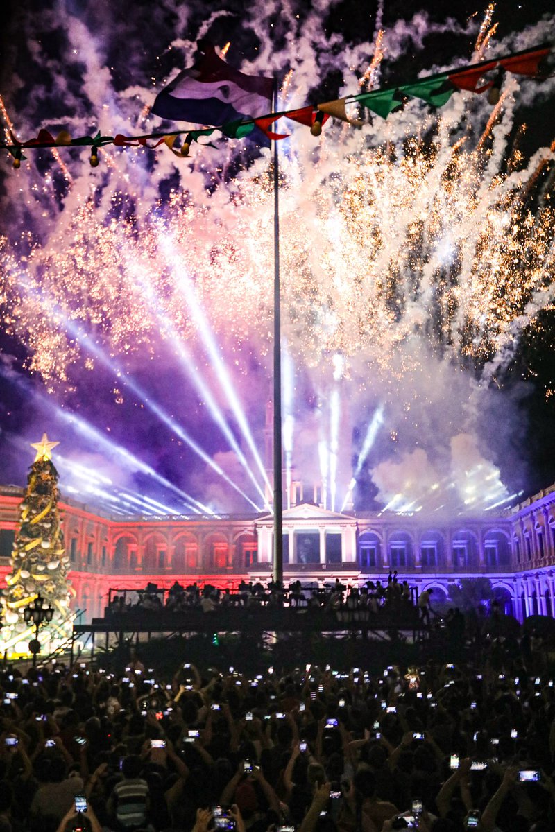 SantiPenap's tweet image. ¡Qué noche inolvidable! Vivimos juntos la magia de nuestras tradiciones y la calidez de nuestra gente al encender el Árbol de Navidad del Paraguay en el emblemático Palacio de López. Este encuentro fue iluminado no solo por las luces del árbol, sino también por la belleza de la…