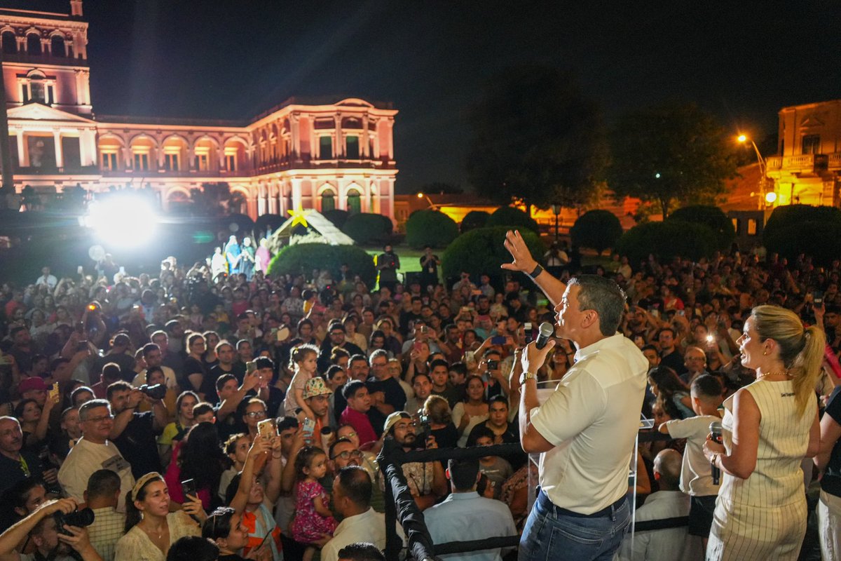 SantiPenap's tweet image. ¡Qué noche inolvidable! Vivimos juntos la magia de nuestras tradiciones y la calidez de nuestra gente al encender el Árbol de Navidad del Paraguay en el emblemático Palacio de López. Este encuentro fue iluminado no solo por las luces del árbol, sino también por la belleza de la…