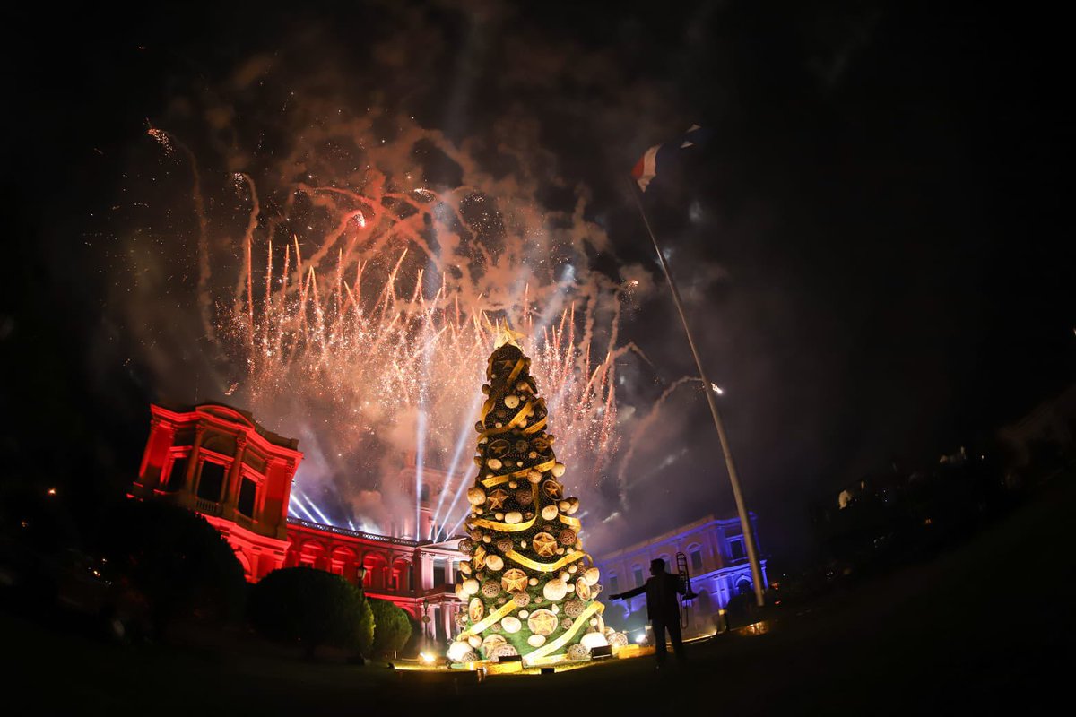 SantiPenap's tweet image. ¡Qué noche inolvidable! Vivimos juntos la magia de nuestras tradiciones y la calidez de nuestra gente al encender el Árbol de Navidad del Paraguay en el emblemático Palacio de López. Este encuentro fue iluminado no solo por las luces del árbol, sino también por la belleza de la…