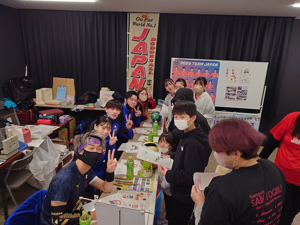 KILLERB10444473's tweet photo. 12月1日（日）
滋賀県大津市、ダイハツアリーナにて第１１回全日本女子ドッジボール総合選手権開催中
日本代表後援会物販ブースにて代表選手のサイン会始まりました! https://t.co/69RksIbC6x
