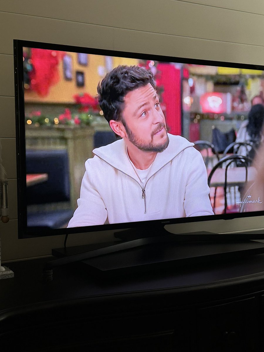 AnnaCayson7's tweet photo. First meet cute between Alana &amp; Derrick love this !!!!!! You are so handsome here !!!!!! @tyler_hynes #HolidayTouchdown 🥰🥰🥰🥰🏈🏈🏈🤍🤍🤍 https://t.co/1J4LxKT3mC