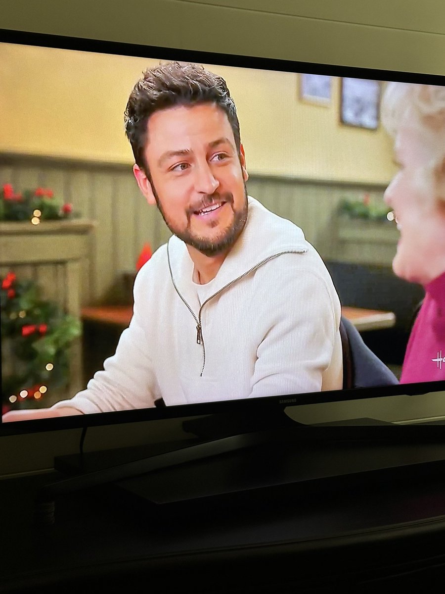 AnnaCayson7's tweet photo. First meet cute between Alana &amp; Derrick love this !!!!!! You are so handsome here !!!!!! @tyler_hynes #HolidayTouchdown 🥰🥰🥰🥰🏈🏈🏈🤍🤍🤍 https://t.co/1J4LxKT3mC