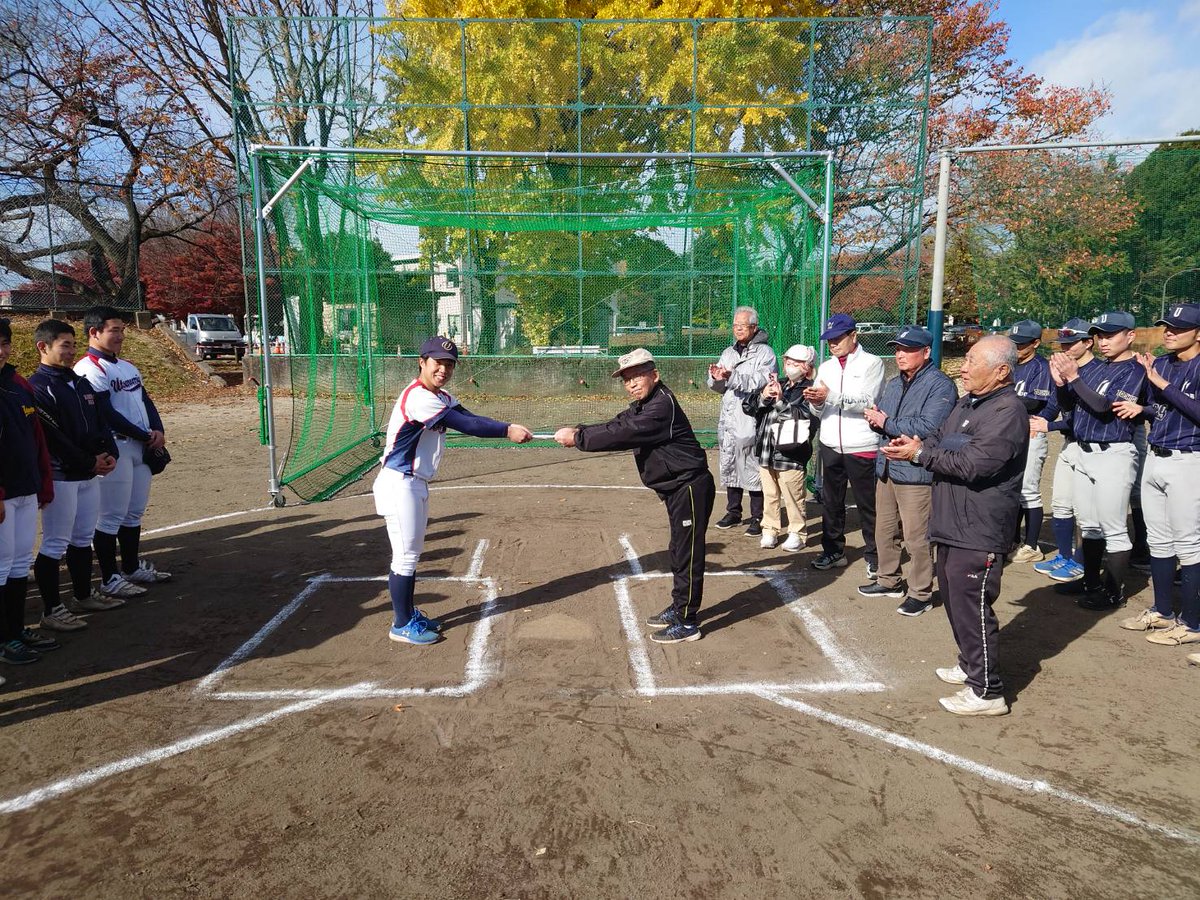 uuob_bbc1957's tweet photo. 活動報告　11/30(土)　
宇都宮大学野球部同窓会　定期交流戦
宇都宮大学OB野球クラブ　対　宇都宮大学　◯8-1
毎年恒例の定期交流戦を行いました。試合後には同窓会よりバッティングゲージの贈呈式が行われました🎁 https://t.co/k4107RtIf3