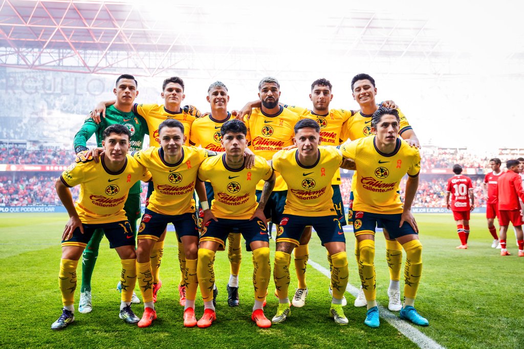 Fer_moreno17's tweet photo. 𝗦𝗨𝗘Ñ𝗔𝗡 𝗖𝗢𝗡 𝗧𝗥𝗜𝗖𝗔𝗠𝗣𝗘𝗢𝗡𝗔𝗧𝗢
El @ClubAmerica 🦅 vence 2-0 (4-0 global) al #Toluca y avanzan a semifinales del Apertura 2024 de @LigaBBVAMX. Despiertan en momento clave y sueñan con el tricampeonato. Henry Martin anotó y Marcel Ruiz marcó autogol. ¿Lo lograrán? https://t.co/uDGc8d3Ox3