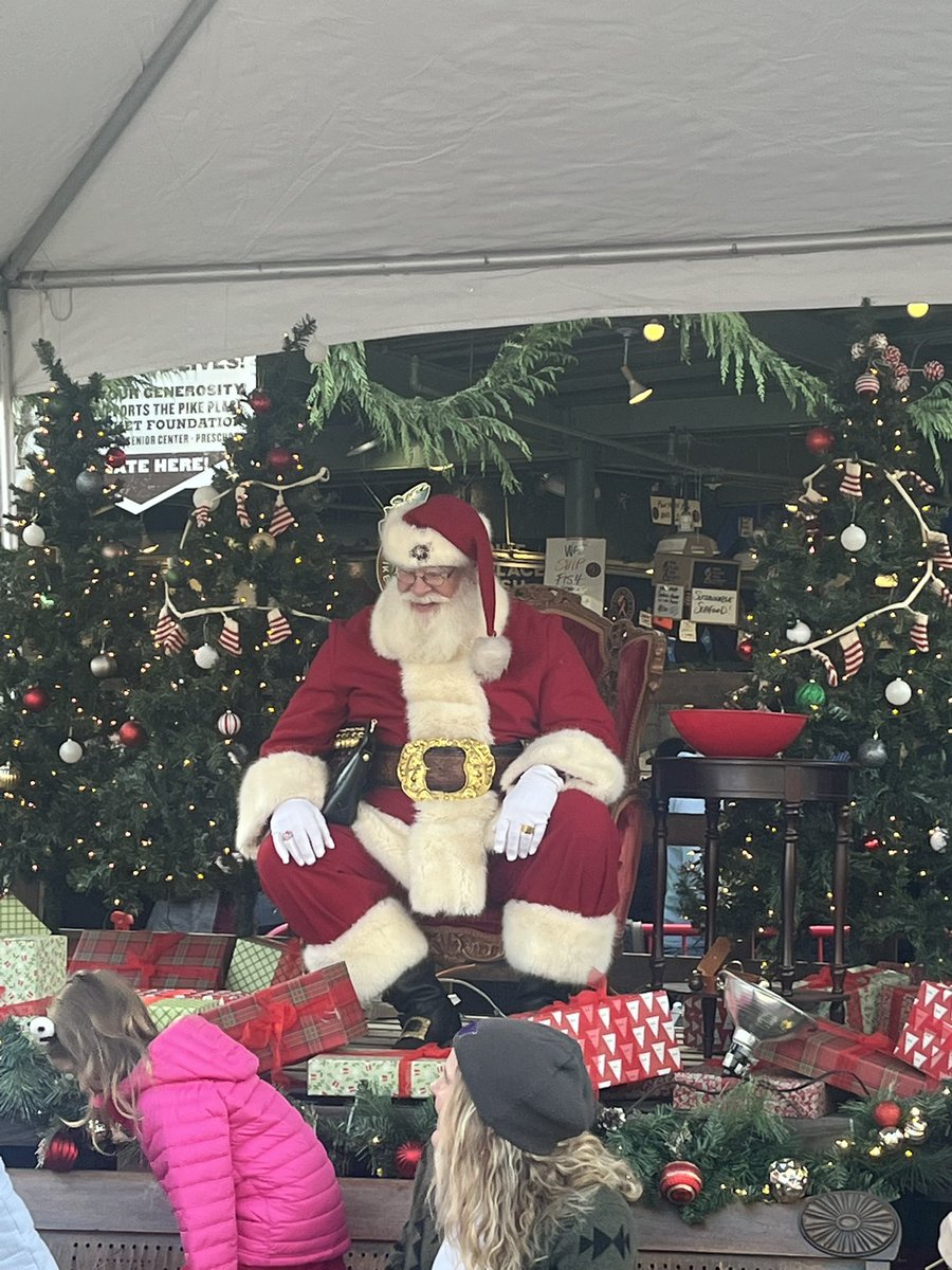 Santa Claus in Pike Place sporting the U of O belt buckle. SMH #GoDawgs