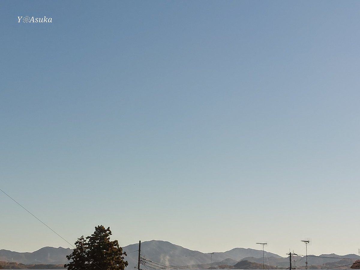 yumeasutw's tweet photo. #青空 にお日様燦々✨快晴の #日光連山 が望める冷えた日曜日の朝☀️
予想最高/最低気温🌡️16℃/1℃
晴れ時々曇り☀/☁️
お洗濯日和👕👖日中は南風そよそよ穏やかな小春日和となりそうです🍁
#イマソラ #いまそら
#空の名前
#天気の図鑑 #雲の超図鑑
#12月も宜しくお願いします
#a2024 #a1201 #a202412 https://t.co/ktcSBPma7b