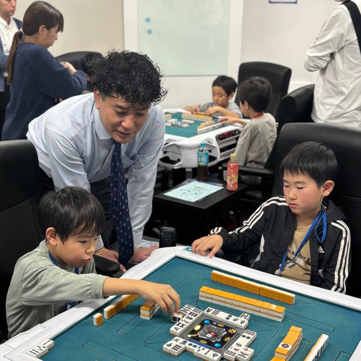 HQMJ2020's tweet photo. 本日12/1開催の
『HQこども麻雀教室』ですが
フォーム記載のとおり

第一部(小学生の部)は
11時30分受付開始、
12時教室スタート

第二部(中高生の部)は
15時30分受付開始
16時教室スタート
となります。最高位戦スタジオ4Fまでお越しください✨

今日も楽しく麻雀しましょう🀄 https://t.co/ETHg6Szihc