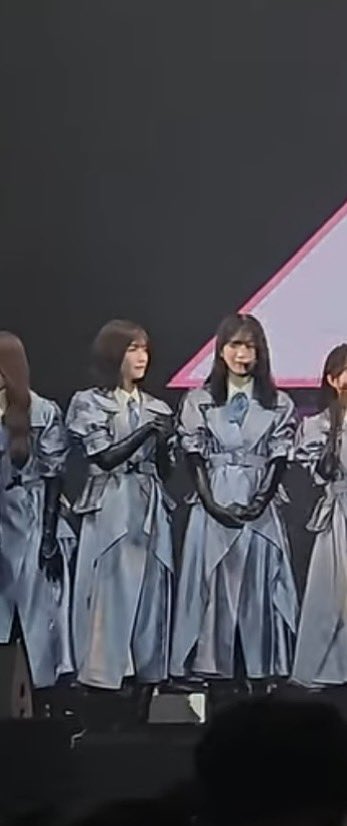 mimomimo_mimomo's tweet image. ぞののヘッドセットに髪が引っかかってるの取ってあげてる村山さん。玲美羽てえてえ。
#大園玲
#村山美羽 
#玲美羽