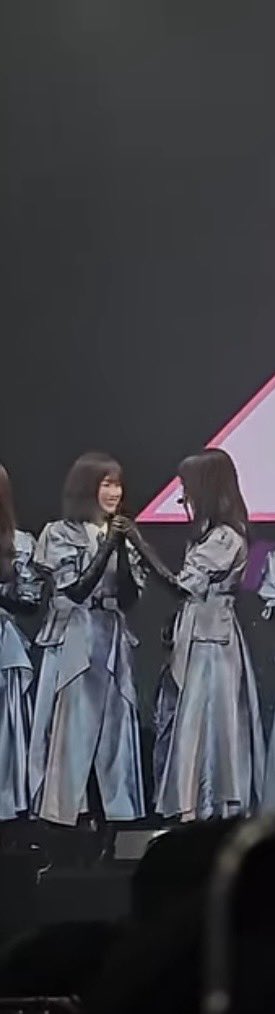 mimomimo_mimomo's tweet image. ぞののヘッドセットに髪が引っかかってるの取ってあげてる村山さん。玲美羽てえてえ。
#大園玲
#村山美羽 
#玲美羽