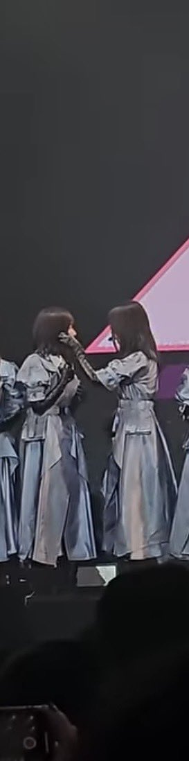 mimomimo_mimomo's tweet image. ぞののヘッドセットに髪が引っかかってるの取ってあげてる村山さん。玲美羽てえてえ。
#大園玲
#村山美羽 
#玲美羽