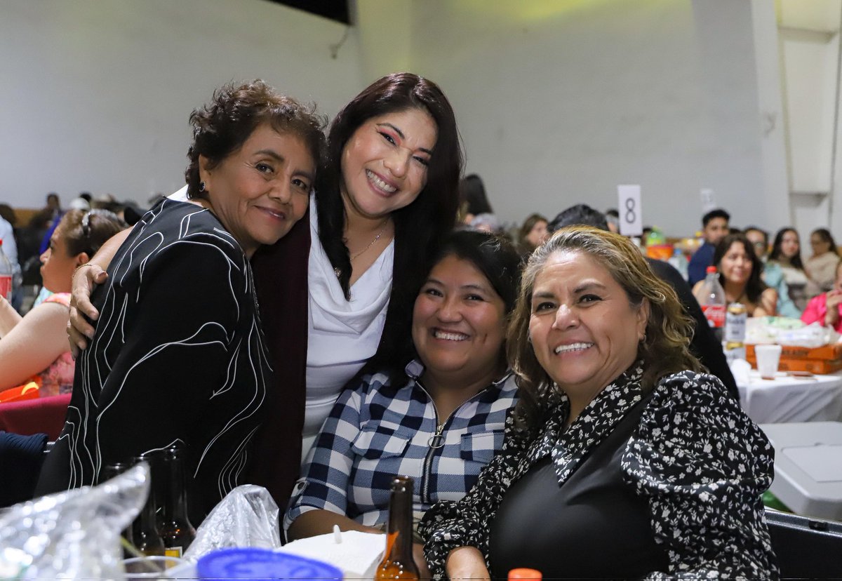 AriBarreraMor's tweet photo. Gracias a todos y cada uno de ustedes que me dan un poquito de su cariño pidiéndome una foto, dándome un abrazo o regalándome una sonrisa. ¡Los quiero mucho! ❤️

#AriadnaBarrera 
#DiputadaFederal
#FelizSabado 
#Jiutepec https://t.co/fHTmd3n43d