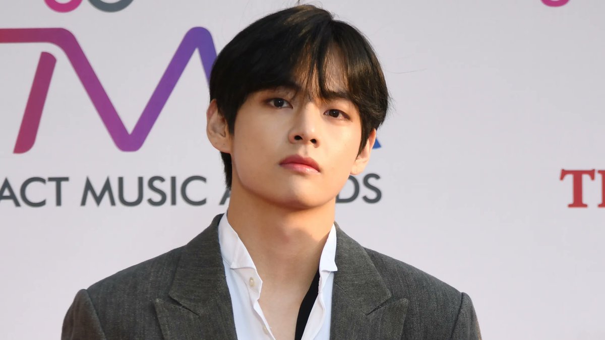 talkkpop_com's tweet photo. [News] V Proves He’s Unstoppable, No Label Can Hold Him Back! https://t.co/8erejrbT4F https://t.co/5SbzEeMsiv