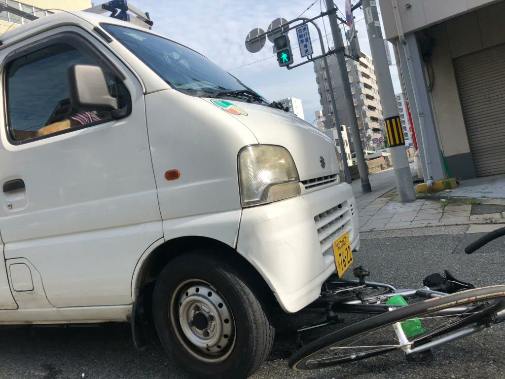 tkcproductions's tweet photo. 僕は交通事故でバキバキのカスタムバイクが全損になって、100万円で示談してあげようと思ったら減価償却の話を持ち出してきたので、すぐ弁護士を入れました。

結果的に車体+用品で100万円、慰謝料100万円で合計200万円ほど取れました。保険会社は100万円で手打ちしておけばよかったのに、、 https://t.co/jjIOu2zdxY
