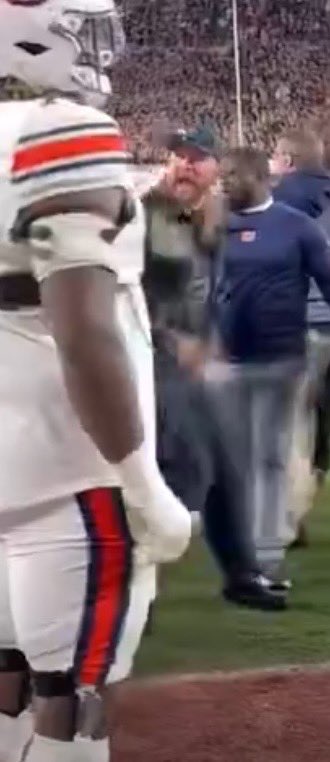 Smeadows72's tweet photo. @GoatLatia @NextRoundLive I can’t figure out what this guy did at the end, but it looked like he was done with it.🤣 https://t.co/twVAHRzv78