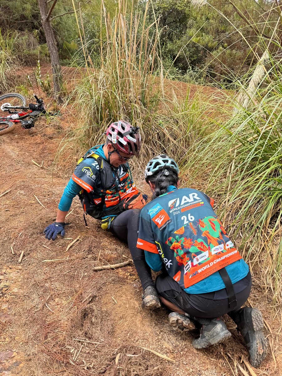 eastwind_mgr's tweet image. 【ARWC2024】3000ｍ級の山を自転車で75㎞走るLEG1を26位（暫定）で終了

途中で激しく足を攣り、痛みに声をあげながら耐えるテツ。

標高の高さ、少ない情報、足の痙攣…
レースは始まったばかりだが、すでに多くの障壁が立ちはだかる。

がんばれ、イーストウインド！

#arwc2024 #eastwind