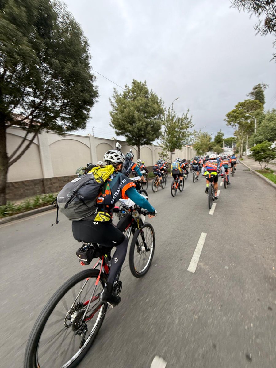 eastwind_mgr's tweet image. 【ARWC2024】3000ｍ級の山を自転車で75㎞走るLEG1を26位（暫定）で終了

途中で激しく足を攣り、痛みに声をあげながら耐えるテツ。

標高の高さ、少ない情報、足の痙攣…
レースは始まったばかりだが、すでに多くの障壁が立ちはだかる。

がんばれ、イーストウインド！

#arwc2024 #eastwind