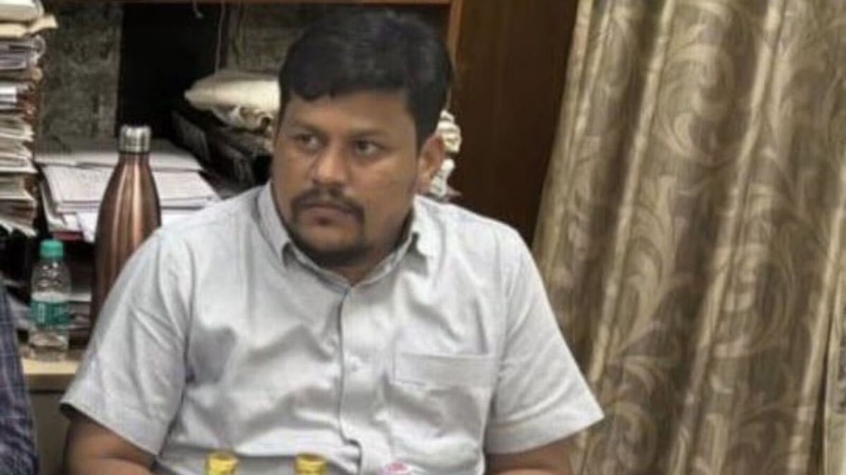 bigtvtelugu's tweet photo. AEE నిఖేశ్ కుమార్ ను అరెస్ట్ చేసిన ఏసీబీ అధికారులు
శనివారం రాత్రి నాంపల్లి ఏసీబీ కార్యాలయానికి నిఖేశ్ కుమార్ ను తరలించిన అధికారులు
నేడు న్యాయమూర్తి నివాసంలో నిఖేశ్ కుమార్ ను హాజరుపరచనున్న ఏసీబీ
#NikeshKumar #TelanganaACB #Bigtv https://t.co/POZJY2iBxm
