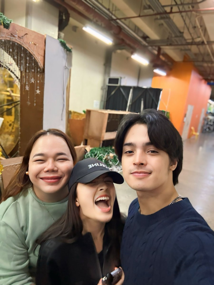 darlasauler's tweet photo. Good morning sweethearts 🌞 
It's #ASAPChristmasTime 🎄 https://t.co/8aWI77Jw5s