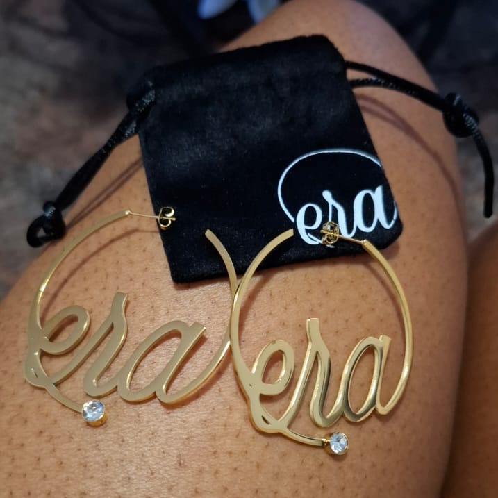 Naledi_Mailula's tweet photo. It's just after 3am and the Bestie has just given me my birthday gift! A purse and earrings by @erabydjzinhle!!! Officially my favorite (and the most expensive) earrings I've ever owned! @DJZinhle now you've got to agree that THIS IS A TRUE bestie. https://t.co/BRgCRFAuT9