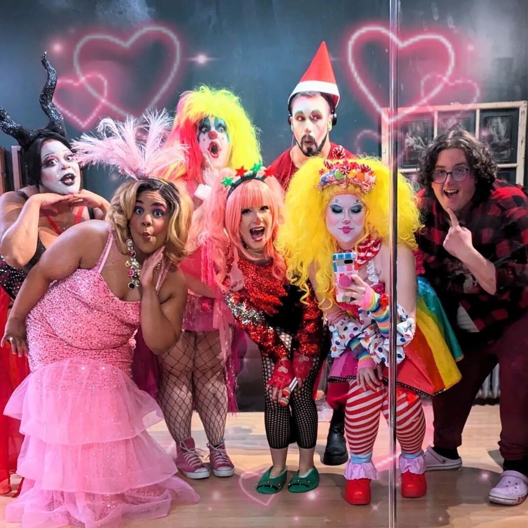 🥰 Our Clown Hearts are FULL of hearts &amp; sparkles for Seasons Beepins Nighty Nite! ❣️🤡
🌟 The chance to showcase these fabulous clowns getting into some serious Honkin' Holiday Hijinks was truly the ultimate way to celebrate a long weekend. 😌 ✨
🎁 Enj… instagr.am/p/DDBI--0R7ZU/