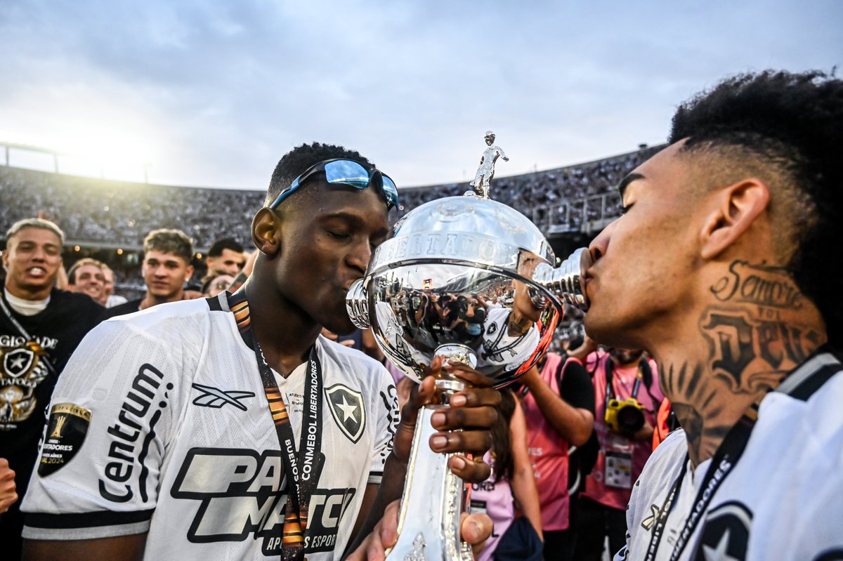 MeuBotafogo's tweet photo. ELES. ✊🏾☄️🏆 https://t.co/GyDz6rKnsi