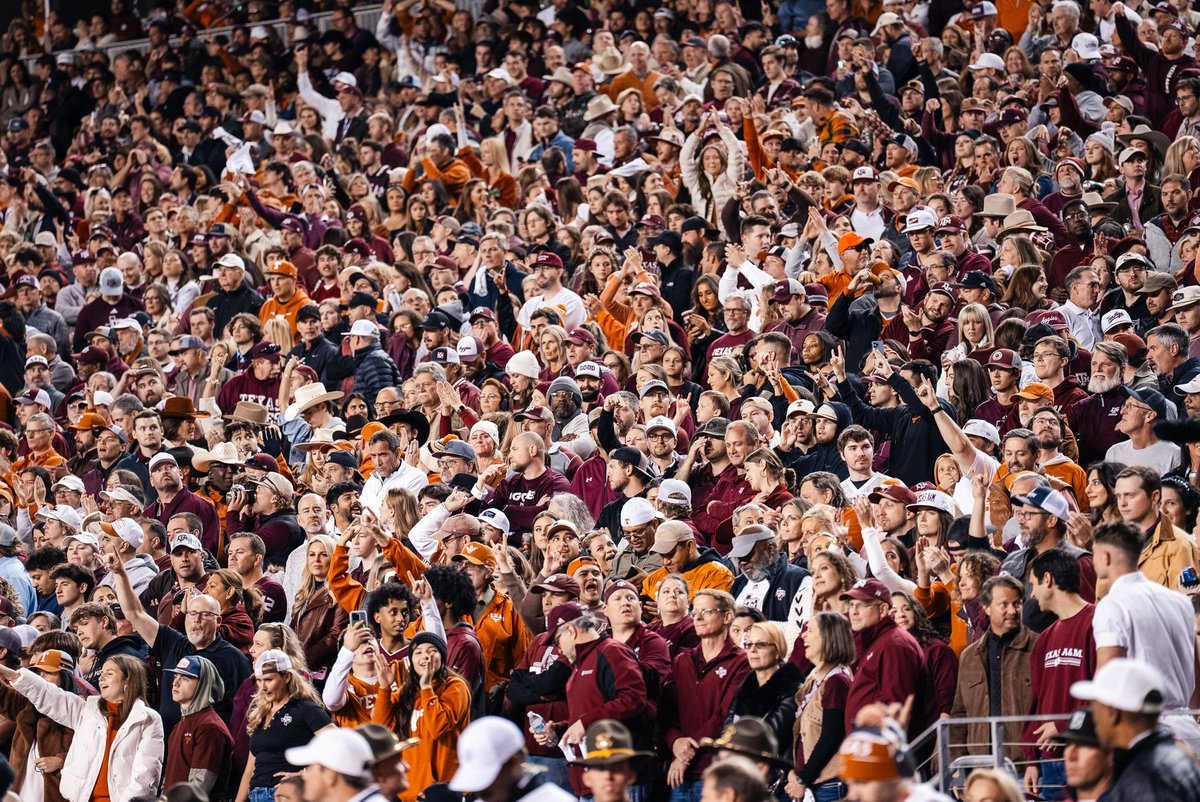 TexasLonghorns's tweet photo. loud and proud 🤘

#HookEm https://t.co/xtTa6HlYph