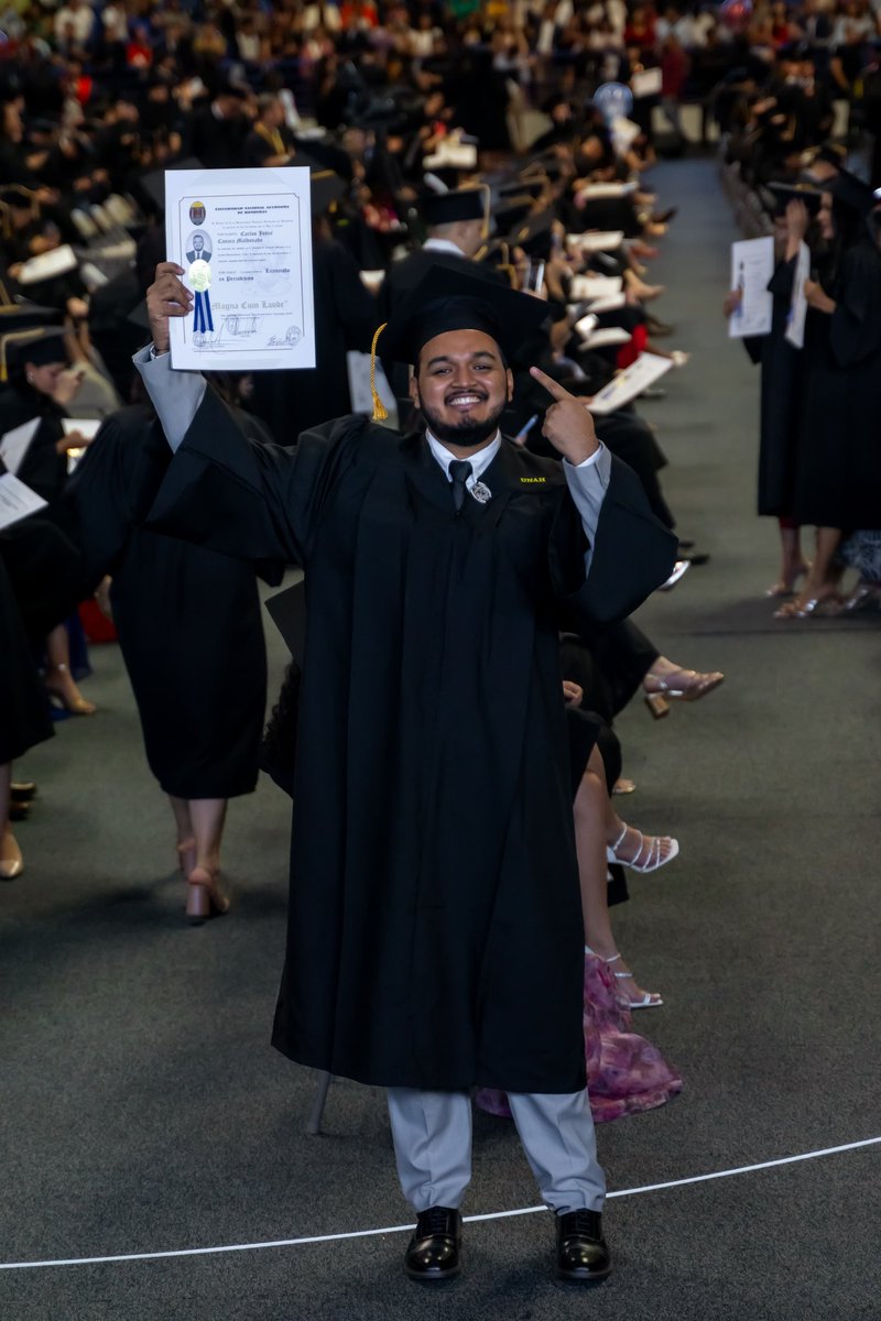 ccanacahn's tweet photo. Oficialmente Licenciado en Periodismo. 🫶🏻

#GraduacionesUNAH #Periodismo https://t.co/dW1moIAY7n