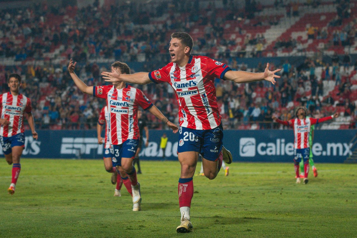 Abitia9's tweet photo. Noche mágica, a la final, vamos @AtletideSanLuis ❤️🤍 https://t.co/EX3Yes5n1W