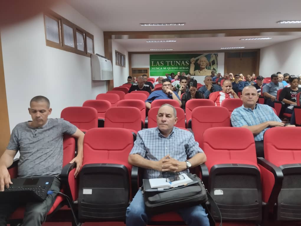 #PorLasTunasLaVictoria
Importante intercambio de trabajo efectúan Walter Simón Noris 1er Secretario del CP-PCC y Eduardo Walter Cuelli Gobernador con las principales autoridades municipales. La bancarización, programas de la Agricultura y el delito entre los temas de análisis.