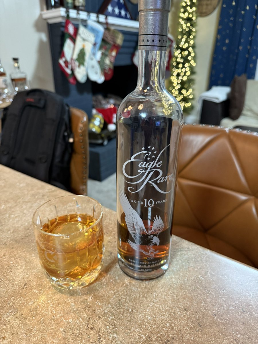 ozzmann29's tweet photo. Couldn’t make it to @LaneStadiumVT tonight but some good pours help! @oldforester ;@daily_trace #GoHokies #boohoos #BeatUVA https://t.co/7wCugFi88v