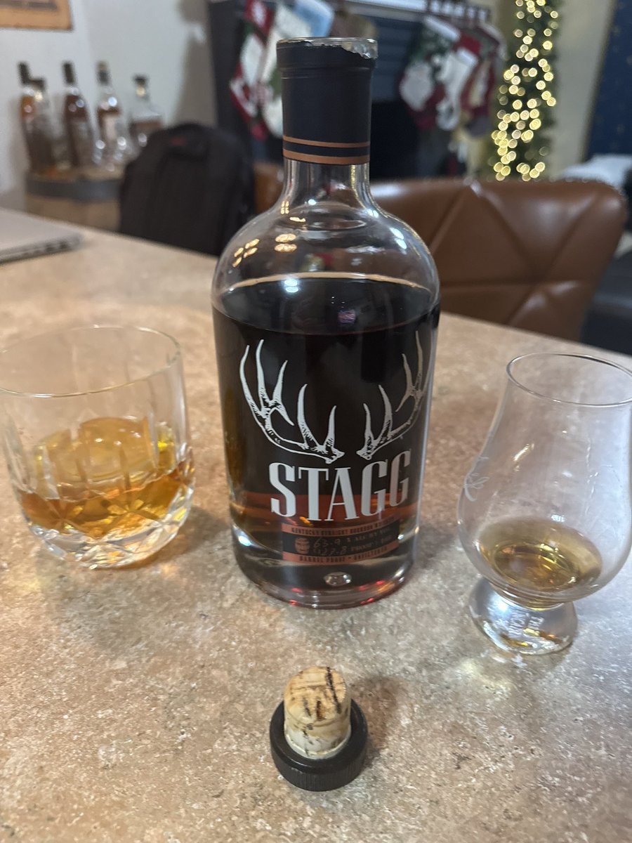 ozzmann29's tweet photo. Couldn’t make it to @LaneStadiumVT tonight but some good pours help! @oldforester ;@daily_trace #GoHokies #boohoos #BeatUVA https://t.co/7wCugFi88v