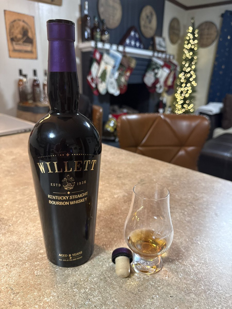 ozzmann29's tweet photo. Couldn’t make it to @LaneStadiumVT tonight but some good pours help! @oldforester ;@daily_trace #GoHokies #boohoos #BeatUVA https://t.co/7wCugFi88v